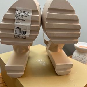 Omg these 😍 cute af brand new !! Never wore them either 🥲